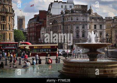 Blick auf den Trafalgar Square, Westminster (London), Whitehall in Richtung Victoria Tower des Parlaments; Double Decker Bus, Touristen Stockfoto