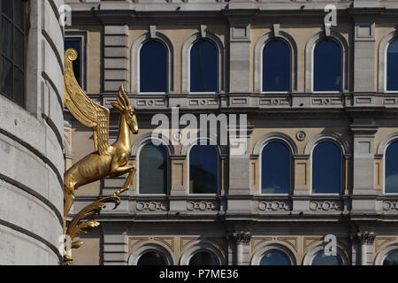 Golden Spring Bok Skulptur von Sir Charles Wheeler im Art Deco Stil fliegt über diese Ecke der Trafalgar Square in London, UK seit 1935. Stockfoto