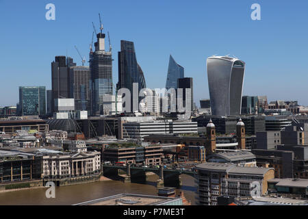 Viele neue Hochhäuser im Bau im Bankenviertel von London, UK an einem klaren Tag: TwentyTwo, Cheesegrater, Skalpell, Walkie Talkie. Stockfoto