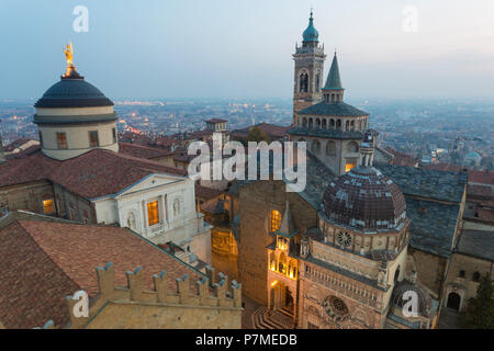 Kathedrale von Bergamo mit Basilika Santa Maria Maggiore von oben in der Dämmerung, Bergamo, obere Stadt, Lombardei, Italien, Stockfoto