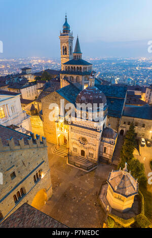 Kathedrale von Bergamo mit Basilika Santa Maria Maggiore von oben in der Dämmerung, Bergamo, obere Stadt, Lombardei, Italien, Stockfoto