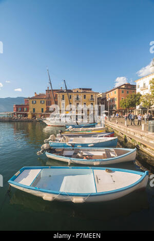 Der kleine Hafen von Malcesine am Gardasee, Provinz Verona, Venetien, Italien Stockfoto