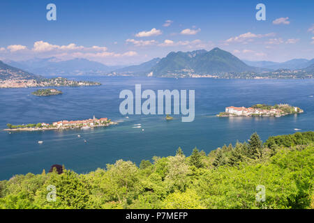 Blick auf die Borromäischen Inseln, die Isola dei Pescatori, Isola Bella und Isola Madre, von einem Aussichtspunkt über Stresa in einem Frühling, Verbano Cusio Ossola, Lago Maggiore, Piemont, Italien, Stockfoto