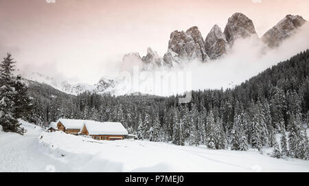 Ein Winter Blick auf die Geisler Gruppe im Villnössertal durch den Nebel umgeben, Provinz Bozen, Südtirol, Trentino Alto Adige, Italien Stockfoto