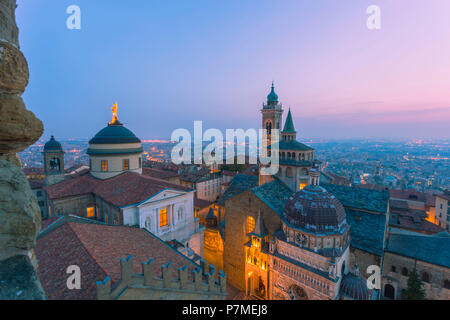 Basilika Santa Maria Maggiore mit Capella Colleoni/Colleoni Kapelle, von oben während der Dämmerung. Bergamo/Oberstadt, Lombardei, Italien, Stockfoto