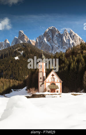 Die Kirche von St. Johannes im Villnössertal mit der Geisler im Hintergrund, Provinz Bozen, Südtirol, Trentino Alto Adige, Italien, Stockfoto