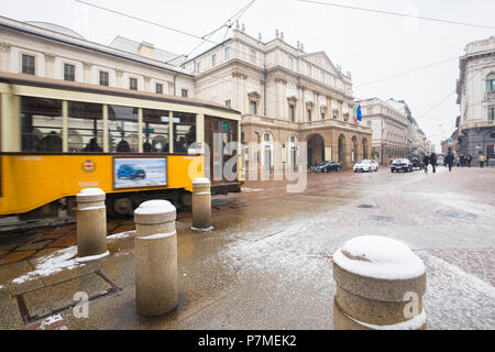 Transit eines traditionellen Straßenbahn vor der Scala, Mailand, Lombardei, Italien, Italien, Stockfoto