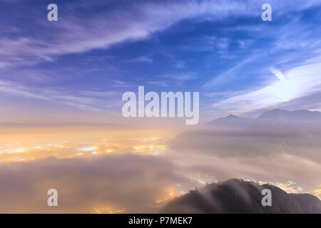 Mond durch die Wolken versteckt, beleuchtet die Nebel über der Brianza. Monte Barro Regional Park, Brianza, Lombardei, Italien, Europa, Stockfoto