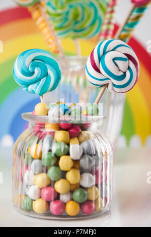 Glas Gläser in bunten Bonbons, Lutscher und Gummi Kugeln Stockfoto