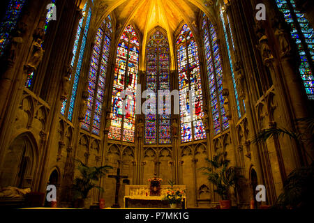 Altar und Glasfenster in Basilique Saint Nazaire in La Cite Carcassonne Frankreich Stockfoto