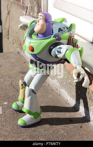 Buzz Lightyear Spielzeug, Klassisches Modell vor der Tür in der Sonne wie ein Schatten, fehlende Helm Stockfoto