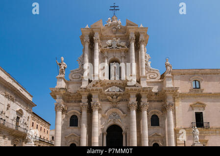 SIRACUSA - 20. AUGUST 2017: Die wunderschön gestalteten Fassade der Kathedrale Duomo di von Syrakus (Siracusa), Sizilien, Italien Stockfoto