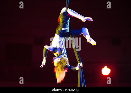 Belarus, Gomel, April 1, 2018. Gomel Zirkus. Die Leistung der Mannschaft des Moskauer Zirkus Nikulin. Acrobat auf die Leinwände. Turnerin der Zirkus ac Stockfoto