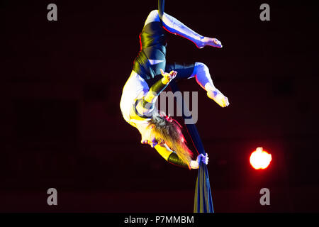 Belarus, Gomel, April 1, 2018. Gomel Zirkus. Die Leistung der Mannschaft des Moskauer Zirkus Nikulin. Acrobat auf die Leinwände. Turnerin der Zirkus ac Stockfoto