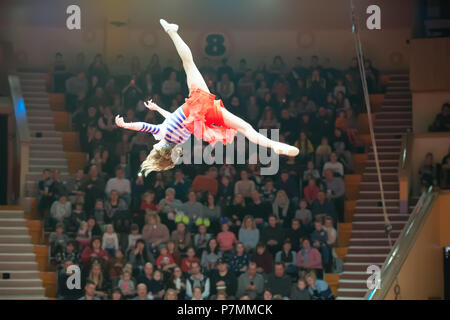 Belarus, Gomel, April 1, 2018. Gomel Zirkus. Die Leistung der Mannschaft des Moskauer Zirkus Nikulin. Der Sprung von einem Zirkus gymnast ohne Versicherung Stockfoto