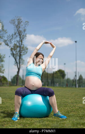 Schwangere Frau Übungen mit Gymnastik ball Stockfoto