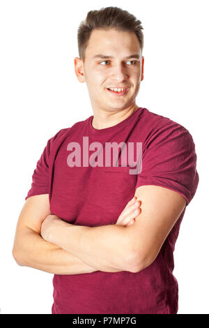 Junger stattlicher Mann mit verschränkten Armen lächelnd in die Kamera H Stockfoto