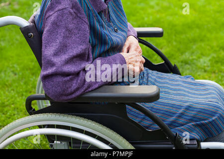 Alte Dame im Rollstuhl an Demenz leiden die Zeit im Freien Stockfoto