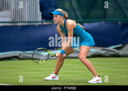 Ein professioneller Tennisspieler (Katie Swan) in die Bereit-stellung bei einem Match positioniert. Schwan wartet eine von Ihrem Gegner dienen. Stockfoto