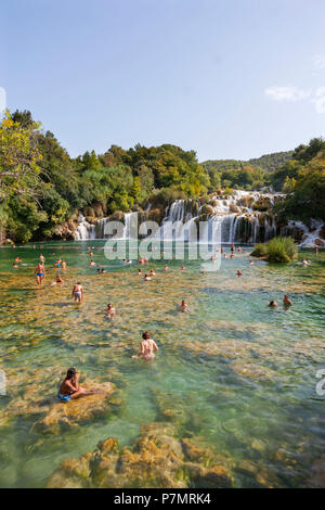 Kroatien, Dalmatien, Mitteldalmatien, Krka Nationalpark, Sibenik, Naturschutzgebiet, Cascades, Badegäste, Stockfoto