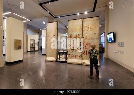 Deutschland, Berlin, Berlin-Mitte, Unter den Linden, Deutsches Historisches Museum Deutsches Historisches Museum (DHM) in Berlin 1987 erstellt in einem ehemaligen Preußischen Arsenal aus dem Beginn des 18. Jahrhunderts, das Segment der Berliner Mauer Stockfoto