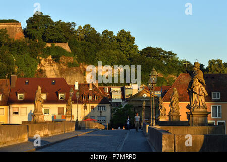 Deutschland, Bayern, Oberfranken Region, Würzburg, Statue auf Alte Mainbrücke (Alte Mainbrücke) Stockfoto