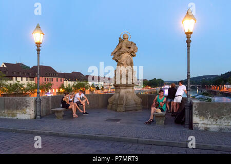 Deutschland, Bayern, Oberfranken Region, Würzburg, Statue auf Alte Mainbrücke (Alte Mainbrücke) Stockfoto