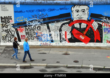 Deutschland, Berlin, Friedrichshain-Kreuzberg, East Side Gallery, Überbleibsel der Mauer, Arbeiten aus den 1990er Jahren, im Jahr 2009 renoviert, die Michail Gorbatschow an einem Hammer und Sichel Lenkrad Stockfoto