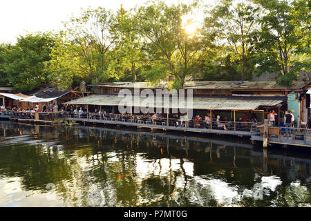 Deutschland, Berlin, Kreuzberg, Cafe Bar Terrasse entlang des Landwehrkanals am Flutgraben, Freischwimmer Restaurant, Vor dem Schlesischen Tor Stockfoto