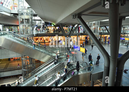 Deutschland, Berlin, Bezirk Mitte, Hauptbahnhof, dem größten Bahnhof Europas, von dem Architekten Meinhard von Gerkan, 2006 eingeweiht. Stockfoto