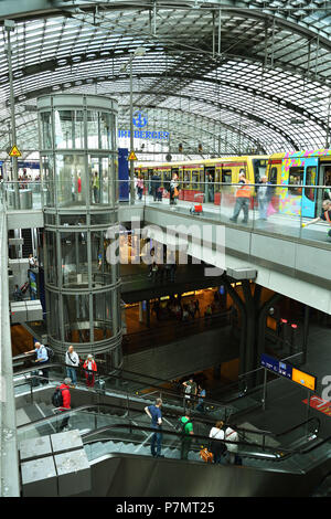 Deutschland, Berlin, Bezirk Mitte, Hauptbahnhof, dem größten Bahnhof Europas, von dem Architekten Meinhard von Gerkan, 2006 eingeweiht. Stockfoto