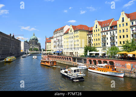 Deutschland, Berlin, St Nicolas district (Nikolaiviertel), die Ufer der Spree und den Berliner Dom. Stockfoto