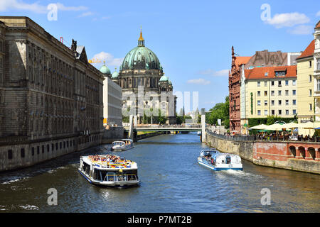 Deutschland, Berlin, St Nicolas district (Nikolaiviertel), die Ufer der Spree und den Berliner Dom. Stockfoto