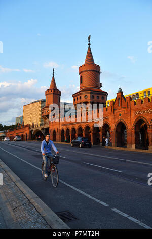 Deutschland, Berlin, Kreuzberg, Oberbaumbrücke (Oberbaumbrücke) über der Spree, dass links Bezirke Kreuzberg und Friedrichshain Stockfoto