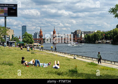 Deutschland, Berlin, Kreuzberg, Oberbaumbrücke (Oberbaumbrücke) über der Spree, dass links Bezirke Kreuzberg und Friedrichshain Stockfoto