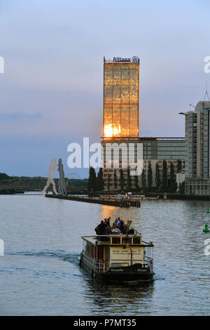 Deutschland, Berlin, Kreuzberg, Skulptur Molecule Man von Jonathan Borofsky in der Spree mit der Allianz Tower Stockfoto