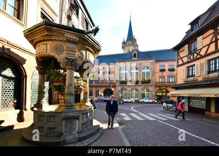 Frankreich, Bas Rhin, Obernai, Rue Chanoine Gyss, gut mit den sechs Eimer, die Kapelle Turm und das Rathaus Stockfoto