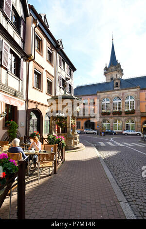 Frankreich, Bas Rhin, Obernai, Rue Chanoine Gyss, gut mit den sechs Eimer, die Kapelle Turm und das Rathaus Stockfoto