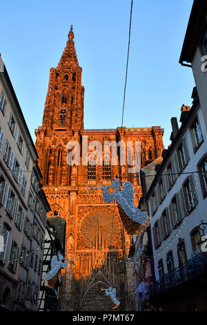 Frankreich, Bas Rhin, Straßburg, Altstadt zum Weltkulturerbe der UNESCO, Weihnachtsdekoration, Rue Strasse Mercière und der Kathedrale Notre Dame Stockfoto