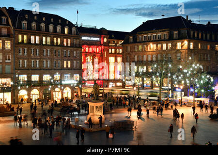 Frankreich, Bas Rhin, Straßburg, Altstadt zum Weltkulturerbe der UNESCO, Kleber Statue auf Place Kleber, Weihnachtsdekoration auf dem Kaufhaus Galeries Lafayettes, Rue du 22 Novembre und Rue Des Francs Stockfoto