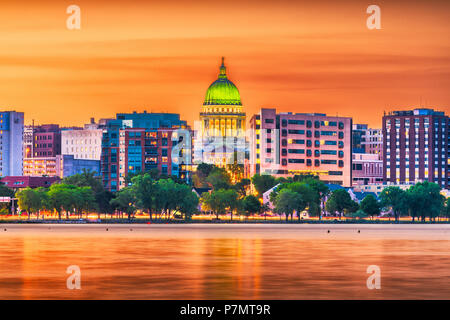 Madison, Wisconsin, USA Downtown Skyline in der Dämmerung auf den See Monona. Stockfoto