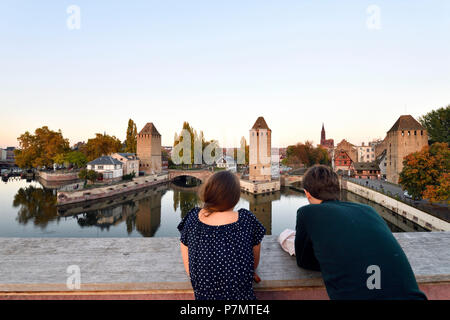 Frankreich, Bas Rhin, Straßburg, Altstadt zum Weltkulturerbe der UNESCO, Petite France, Touristen auf die Barrage Vauban Vauban (Wehr), den überdachten Brücken über den Fluss krank und die Kathedrale von Notre Dame Stockfoto