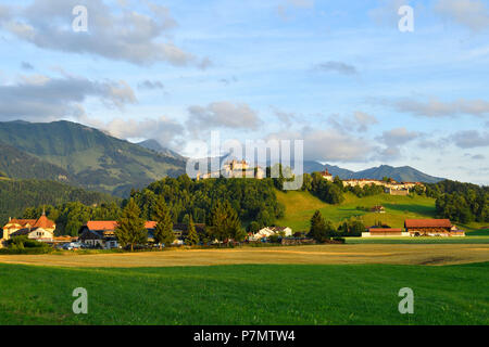 Schweiz, Kanton Freiburg, Bulle, mittelalterliche Stadt mit Schloss Stockfoto