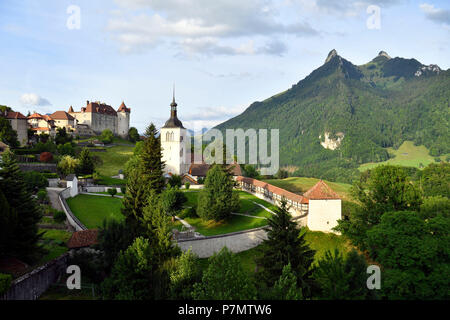 Schweiz, Kanton Freiburg, Bulle, mittelalterliche Stadt, das Schloss und die Kirche Stockfoto