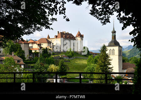 Schweiz, Kanton Freiburg, Bulle, mittelalterliche Stadt, das Schloss und die Kirche Stockfoto