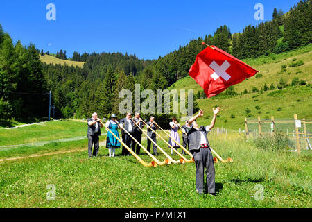 Schweiz, Kanton Freiburg, Bulle, Alpine Hörner, Alphornbläser Stockfoto