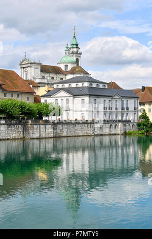 Schweiz, Solothurn, Aussicht auf die Stadt, den Fluss Aare, der historische Bezirk mit 18. Jahrhundert St. Ursen Kathedrale (St. Ursenkathedrale), Architekt Gaetano Matteo Stockfoto