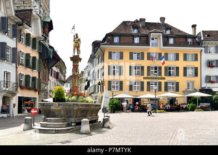 Schweiz, Solothurn, historischen barocken Viertel, Marktplatz (Marktplatz), St. Ursen Brunnen Stockfoto