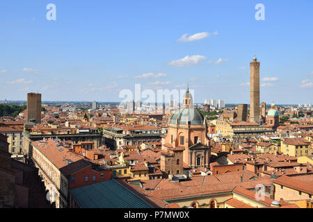 Italien, Emilia Romagna, Bologna, die Altstadt mit dem Heiligtum der Santa Maria della Vita barocken Stil vom Architekten Giuseppe Tubertini Kuppel des 18. Jahrhunderts entworfen, der Asinelli Turm (12. Jahrhundert) Hohe und 97,2 Meter Garisenda Turm (48 m) Stockfoto