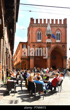 Italien, Emilia Romagna, Bologna, Piazza della Mercanzia, Galerie mit Arkaden, die 38 Km über das historische Zentrum Stockfoto